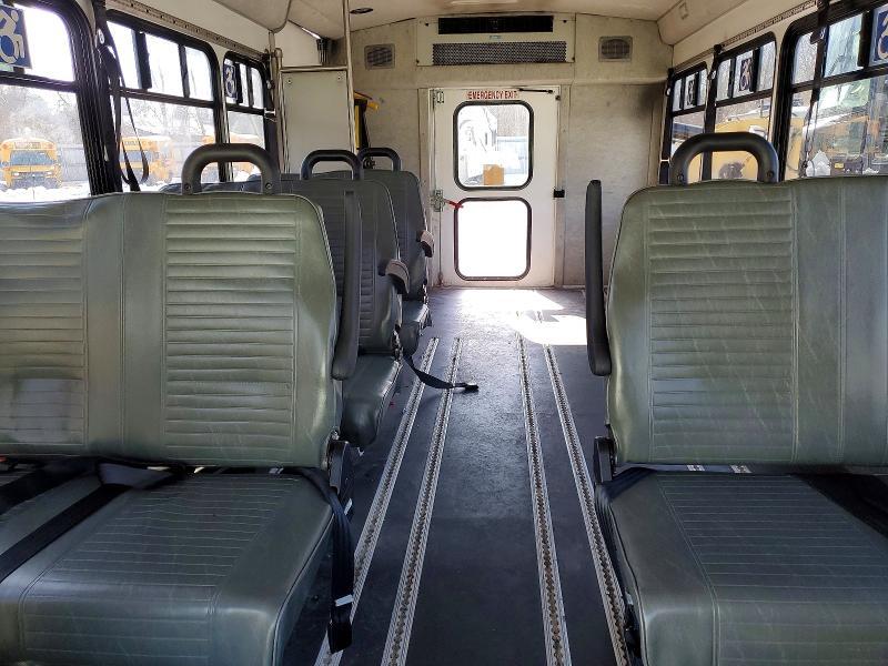 2017 Ford Econoline E450 Super Duty Cutaway Van