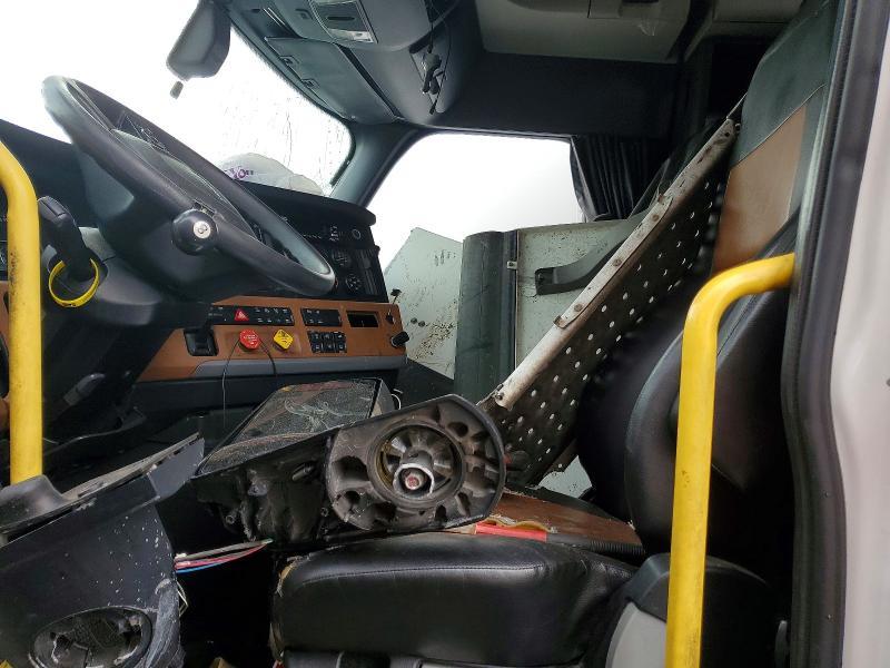 2019 Freightliner Cascadia 126 Semi Truck