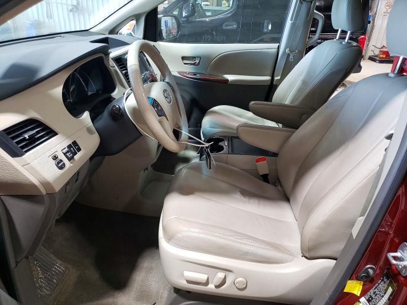 2012 Toyota Sienna xle 8-passenger