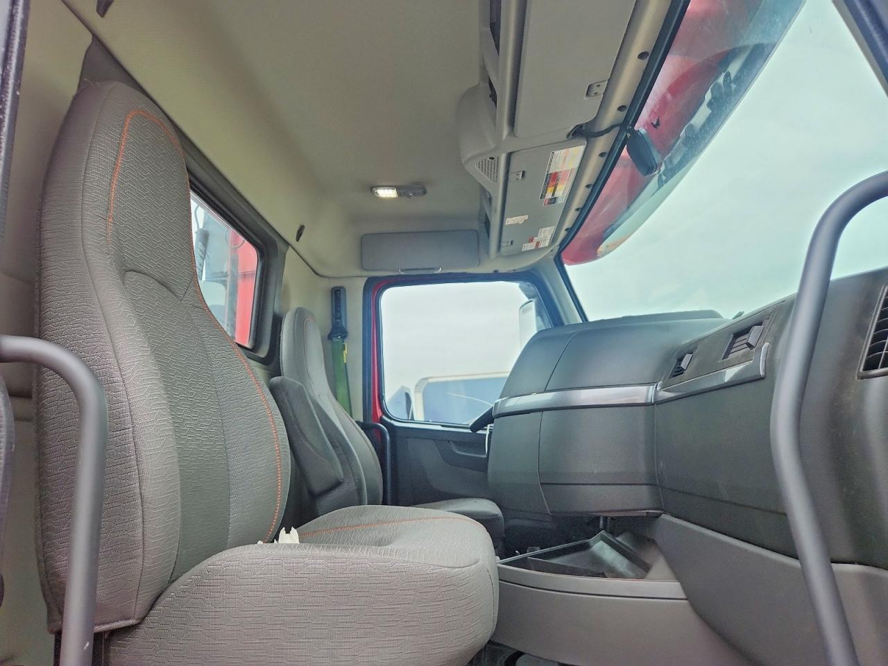 2022 Volvo VNR Semi Truck