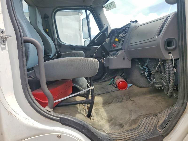 2016 Freightliner Business Class M2 Semi Truck