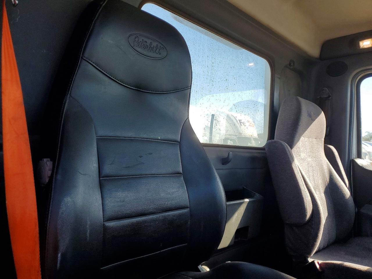2017 Peterbilt 579 Semi Truck