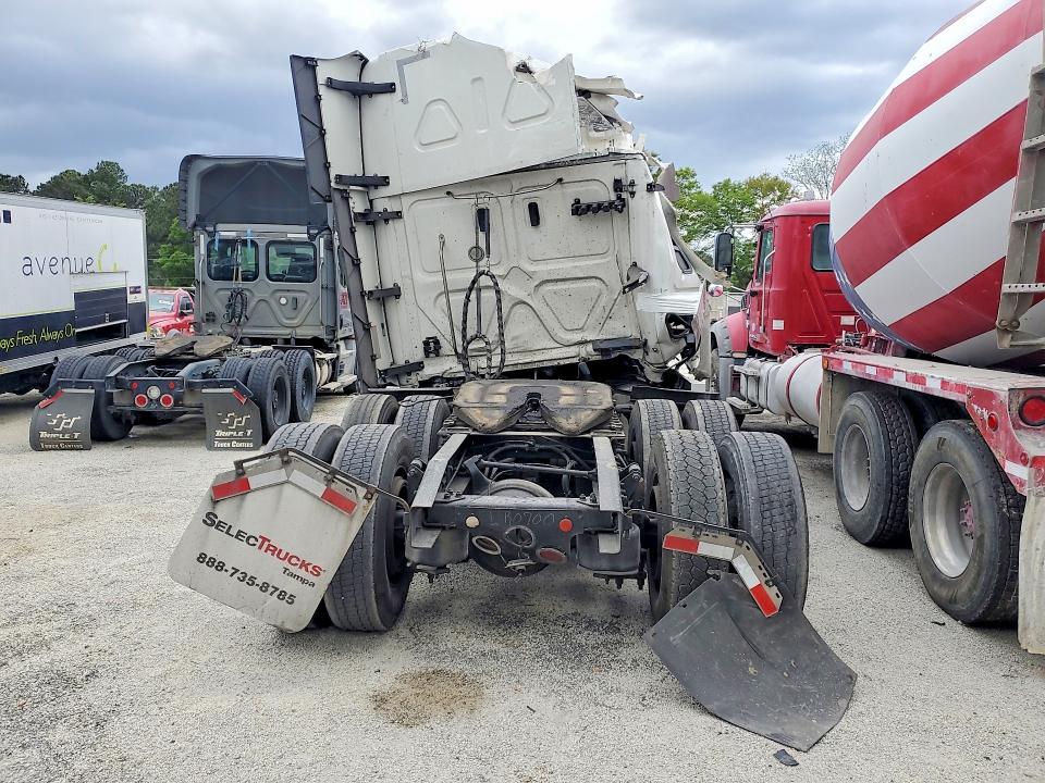 2020 Freightliner Cascadia 126