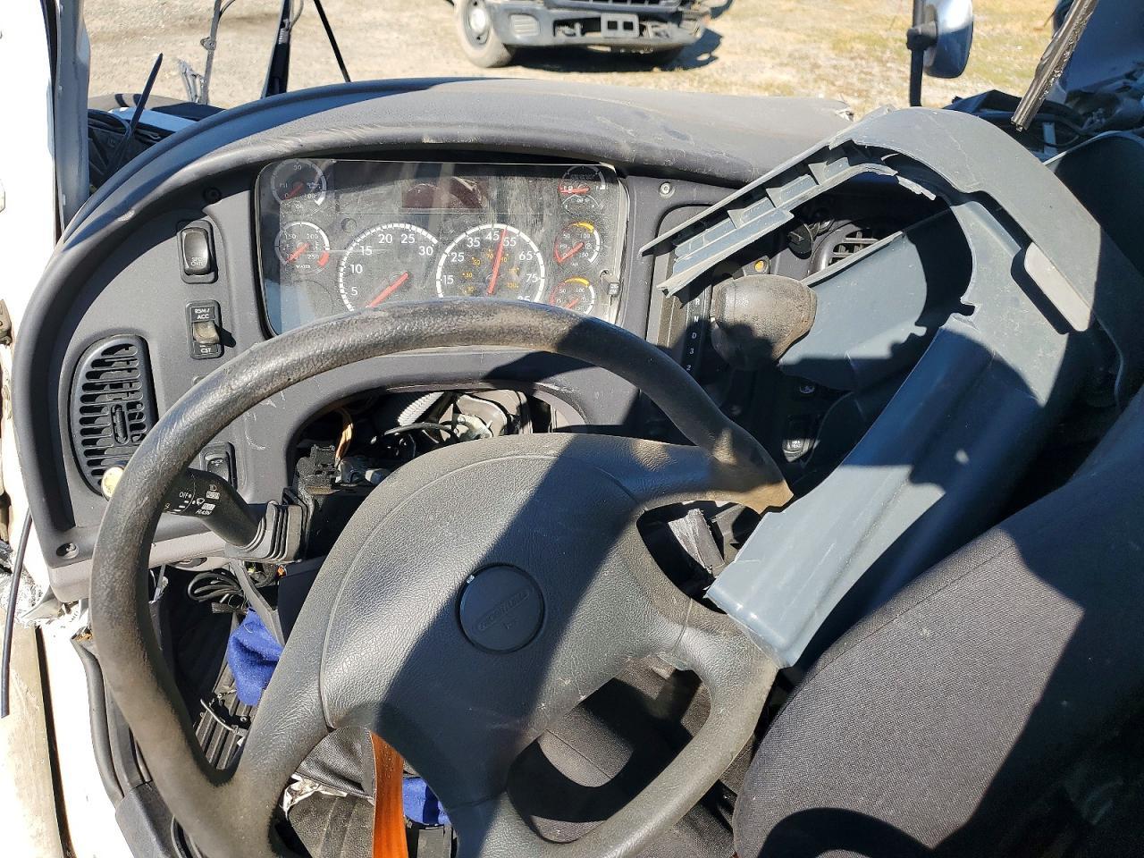 2021 Freigliner 2021 Freightliner Business Class M2 BOX Truck