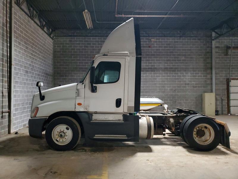 2016 Freightliner Cascadia 125 Semi Truck