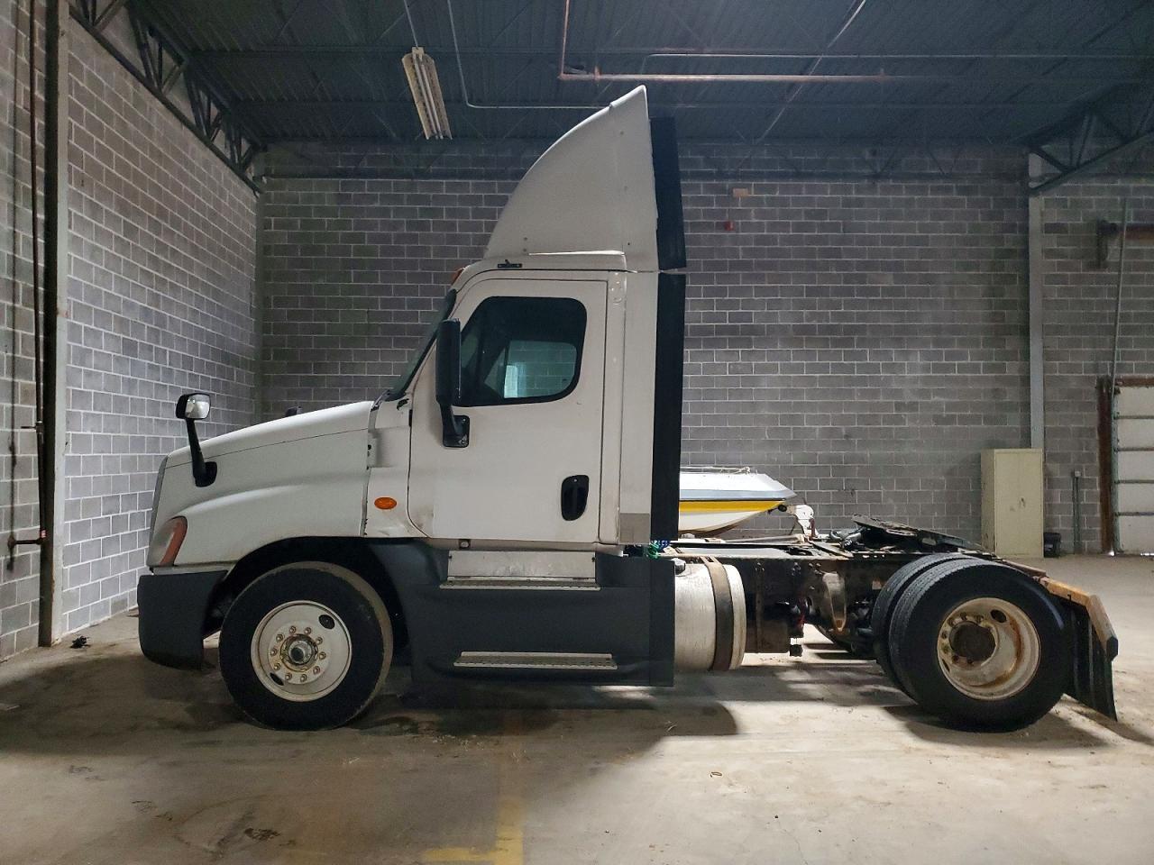 2016 Freightliner Cascadia 125 Semi Truck
