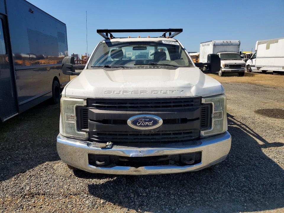 2017 Ford F350 Super Duty Flatbed Truck