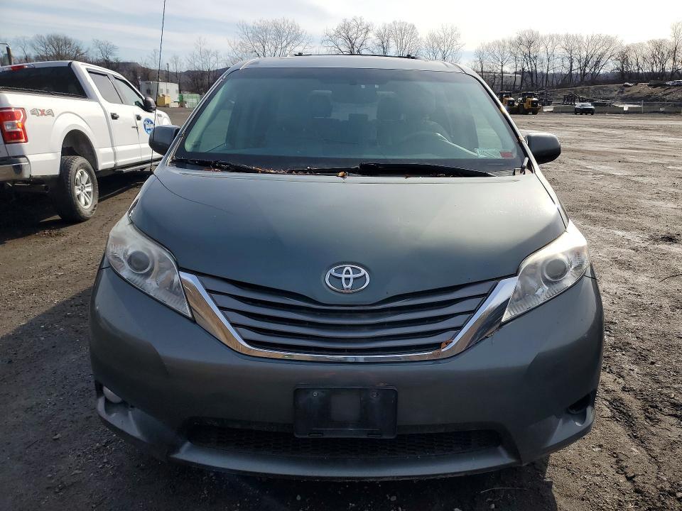 2014 Toyota Sienna xle 8-passenger