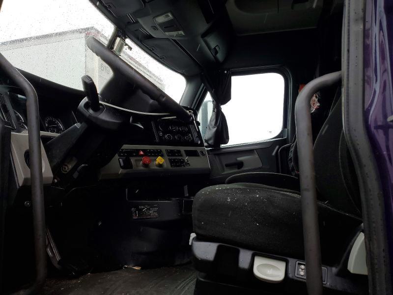 2019 Freightliner Cascadia 126 Semi Truck