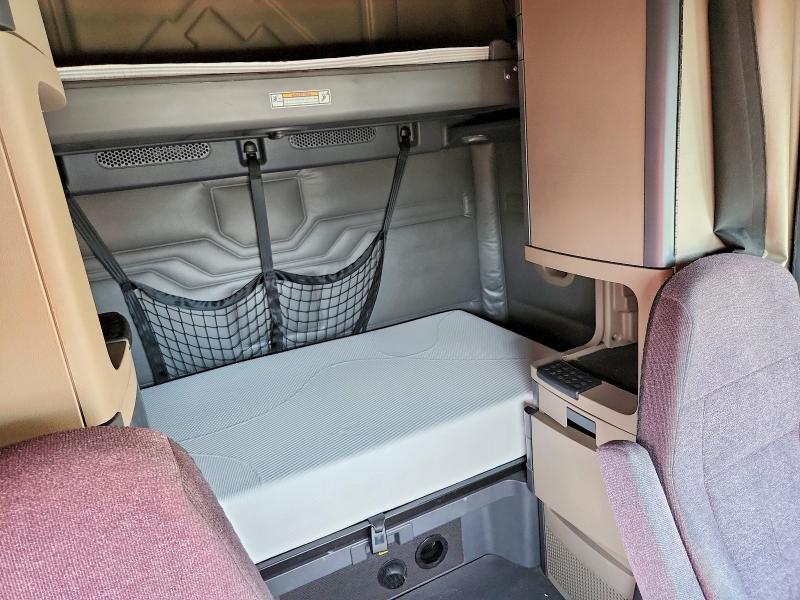 2018 Freightliner Cascadia 125 Semi Truck