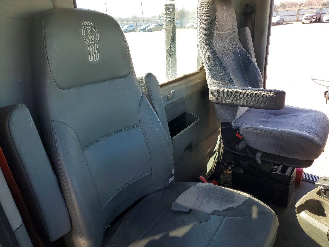 2014 Kenworth T680 Semi Truck