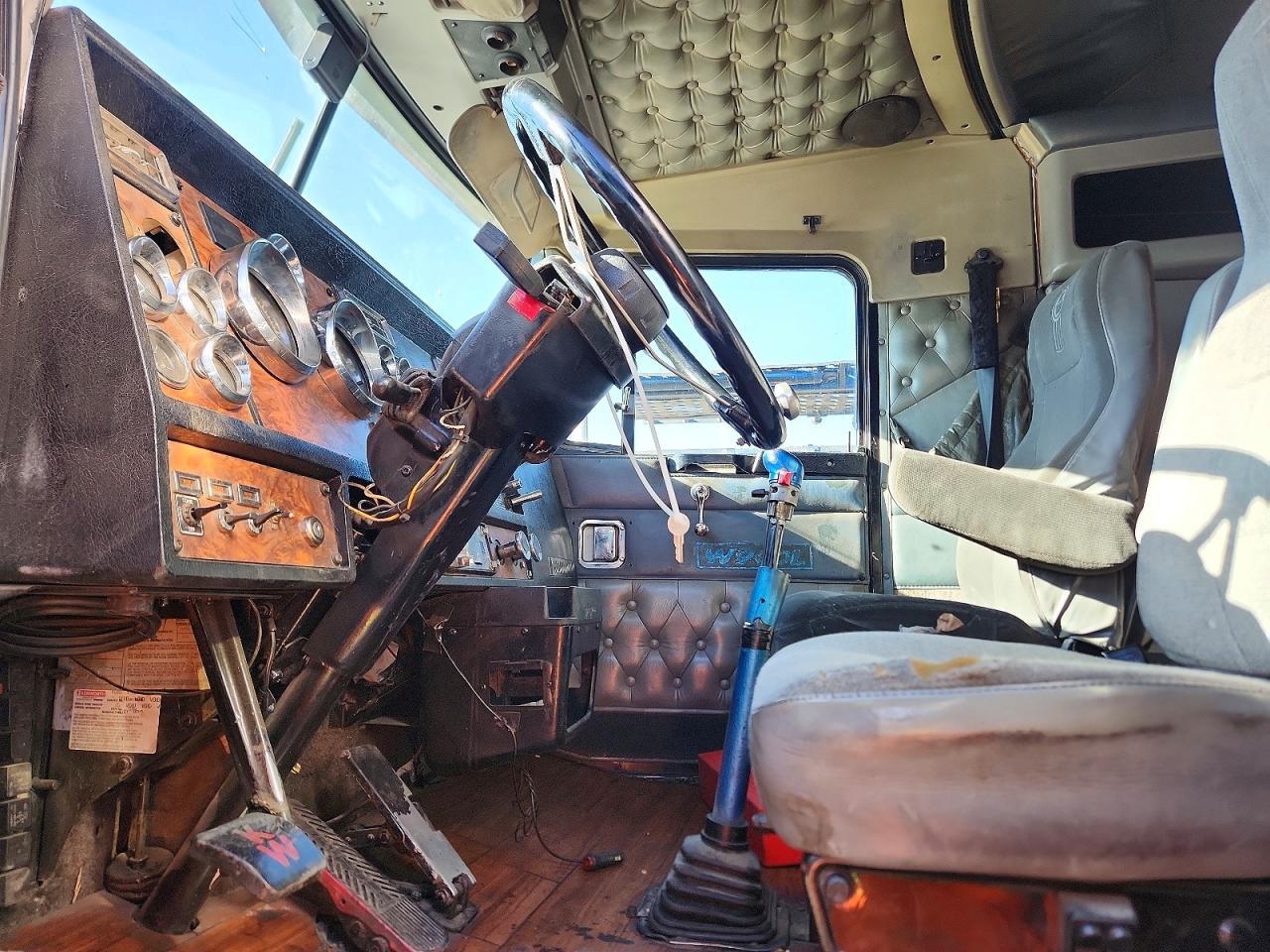 2001 Kenworth W900 Semi Truck