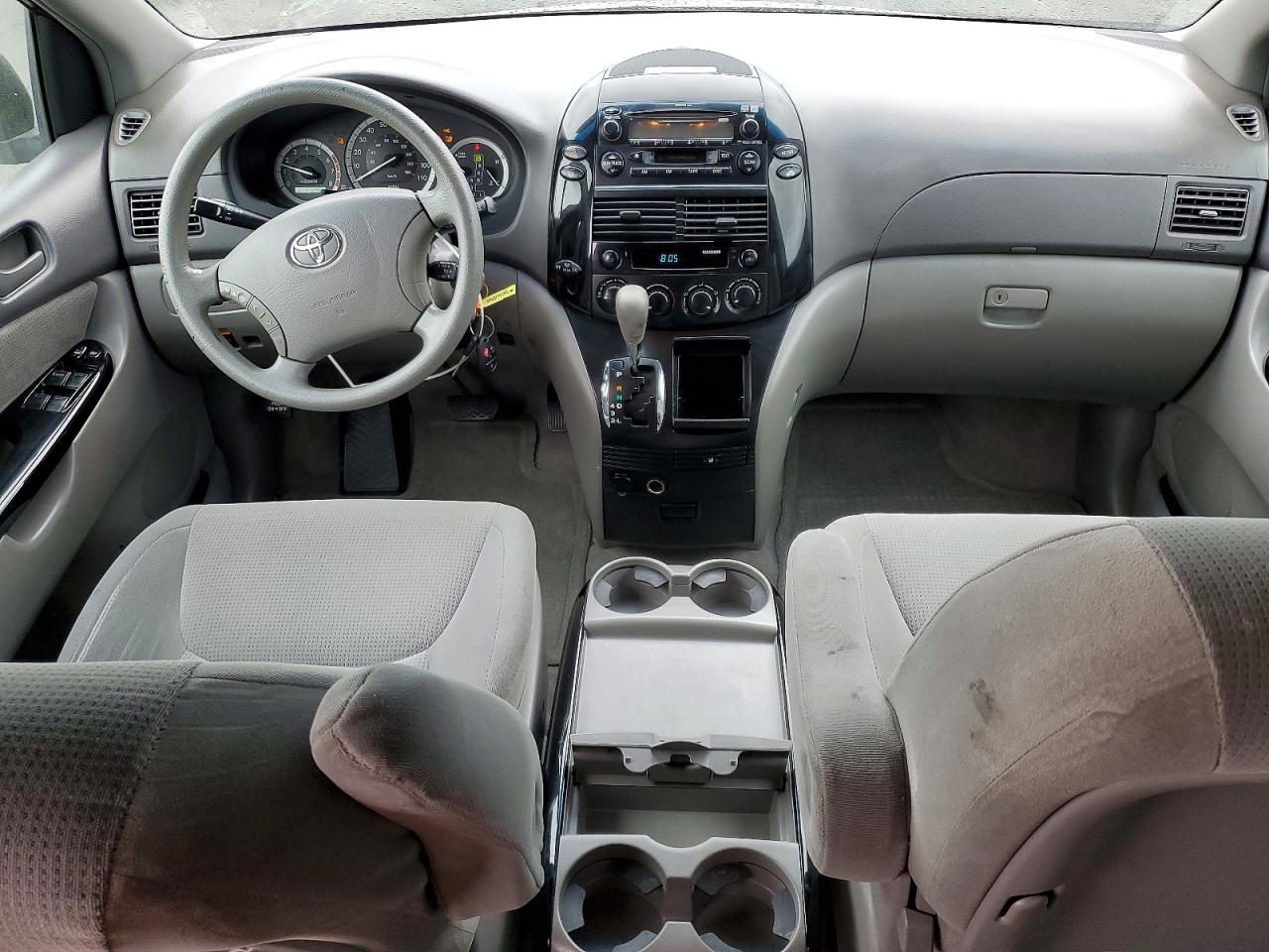 2005 Toyota Sienna le 8 Passenger