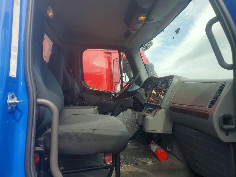 2015 Freightliner Business Class M2 Semi Truck