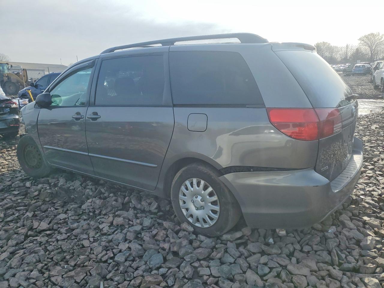 2004 Toyota Sienna le 8 Passenger