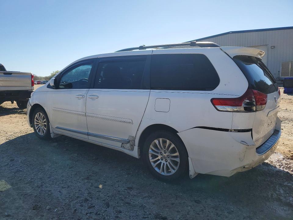 2012 Toyota Sienna xle 8-passenger