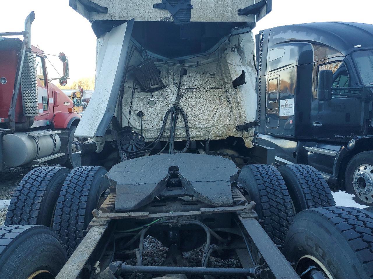 2018 Freigliner 2018 Freightliner Cascadia 126 Semi Truck