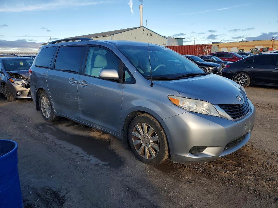 2012 Toyota Sienna le 7-passenger