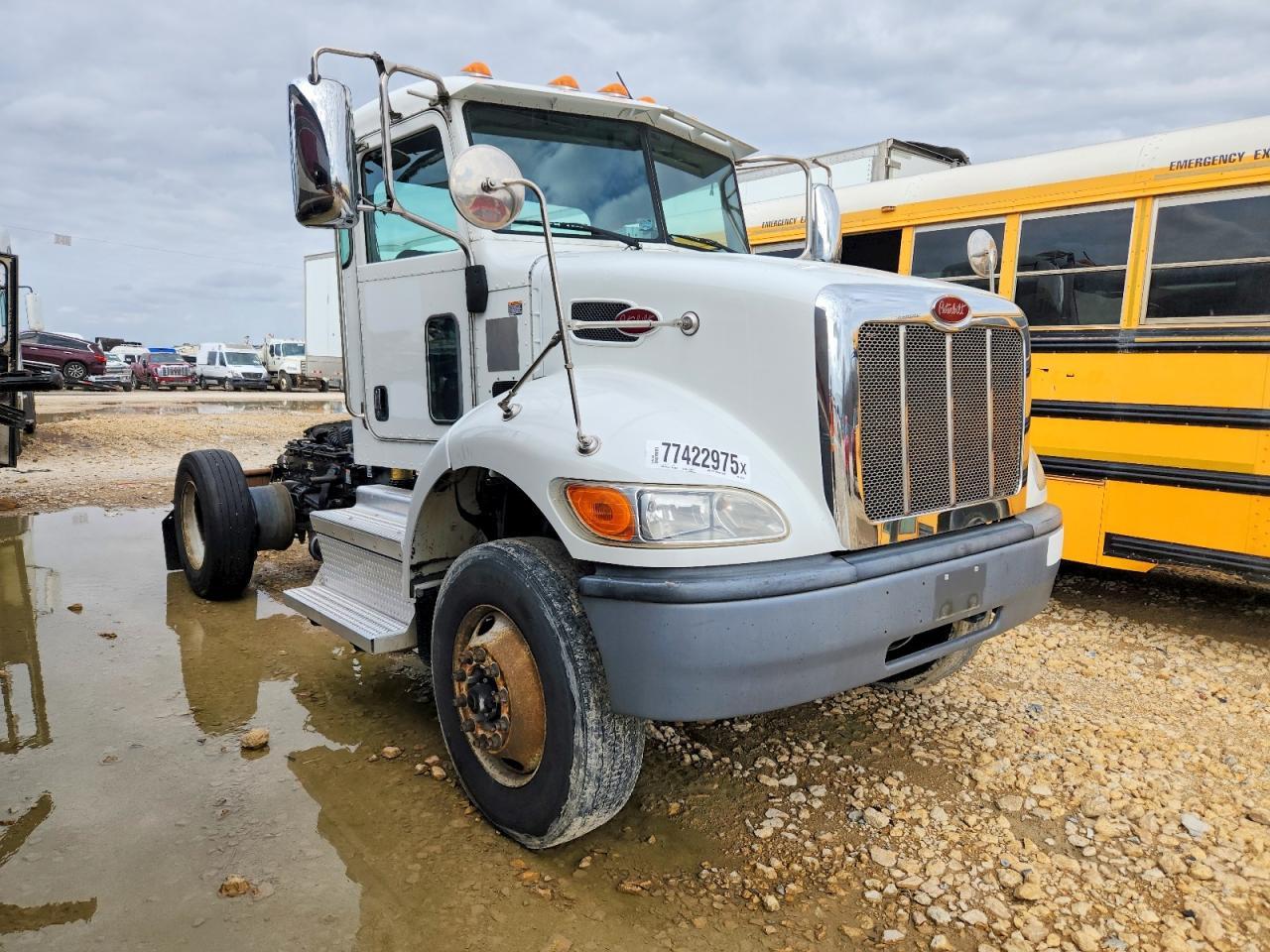 2018 Peterbilt 348 Semi Truck