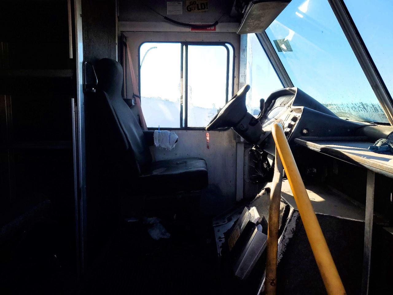 2003 Ford E450 Delivery Truck