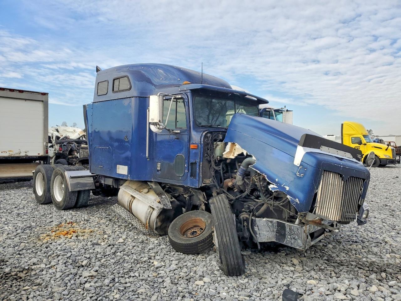 2000 International 9200 Semi Truck