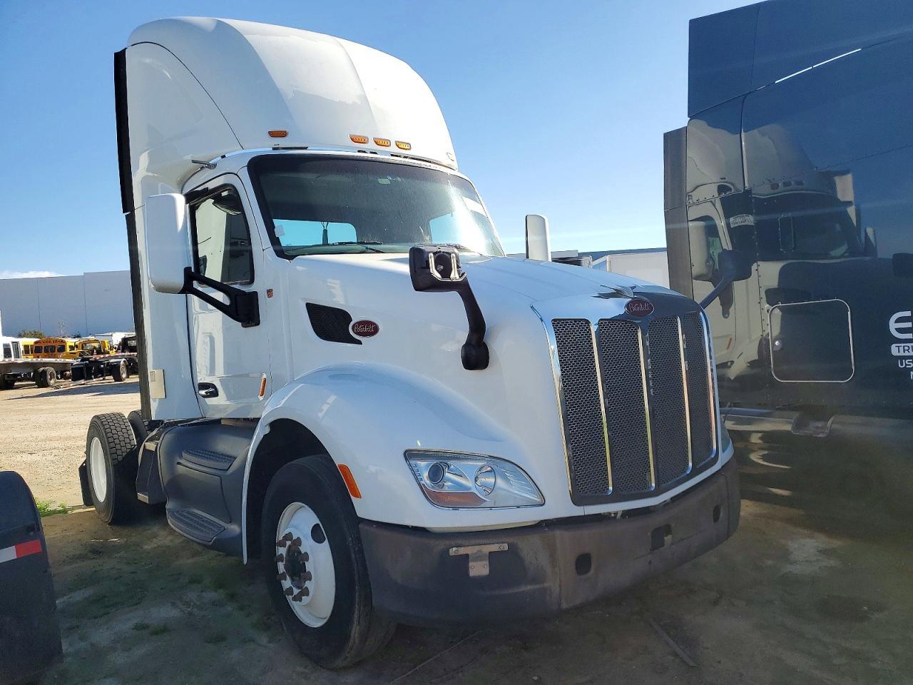 2017 Peterbilt 579-Semi Truck