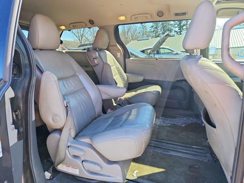 2016 Toyota Sienna xle 8-passenger