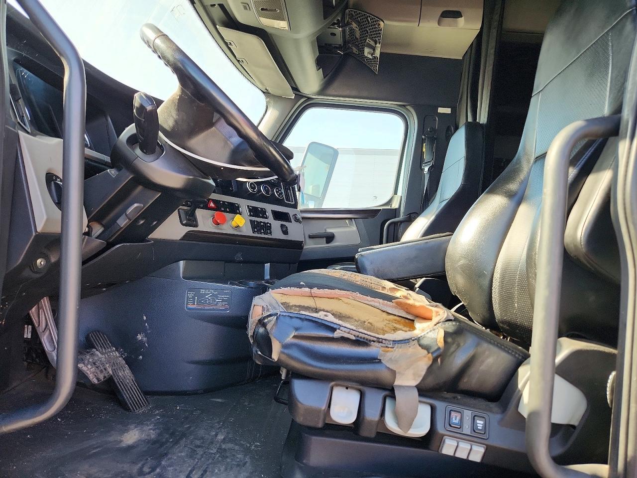 2018 Freigliner 2018 Freightliner Cascadia 126 Semi Truck