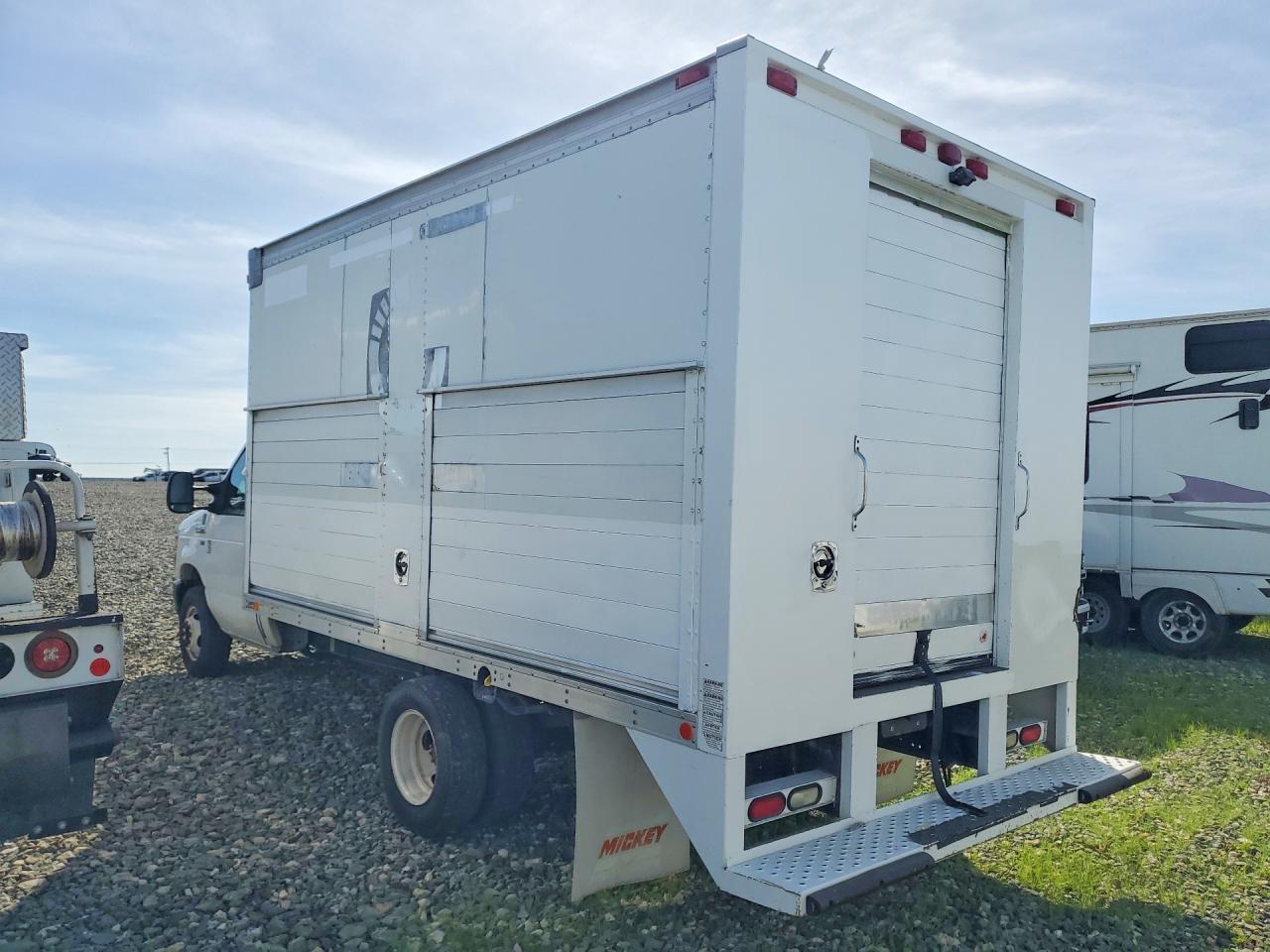 2014 Ford Econoline E450 Super Duty Cutaway Van