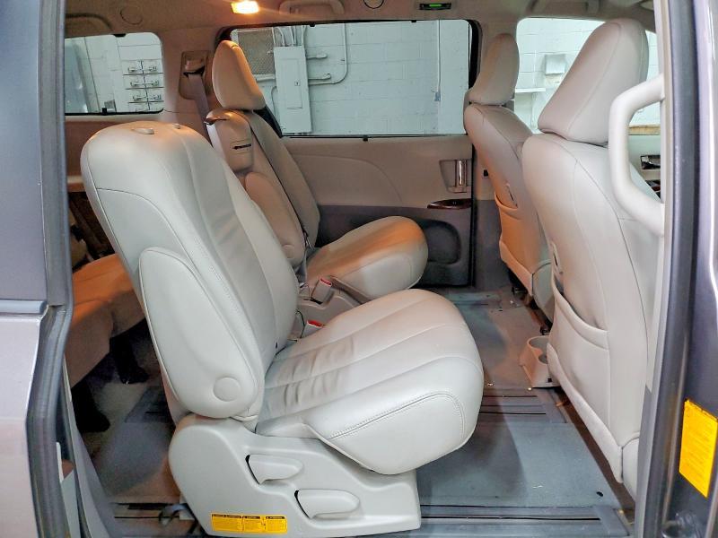 2013 Toyota Sienna xle 8-passenger
