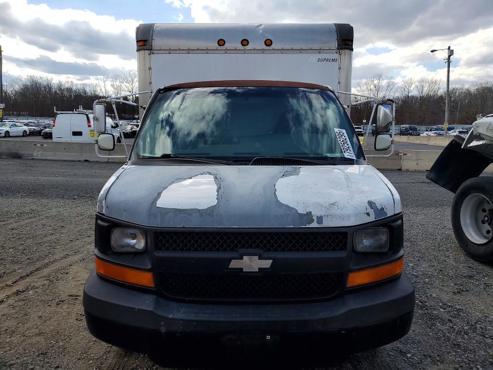 2004 Chev Rolet BOX Truck