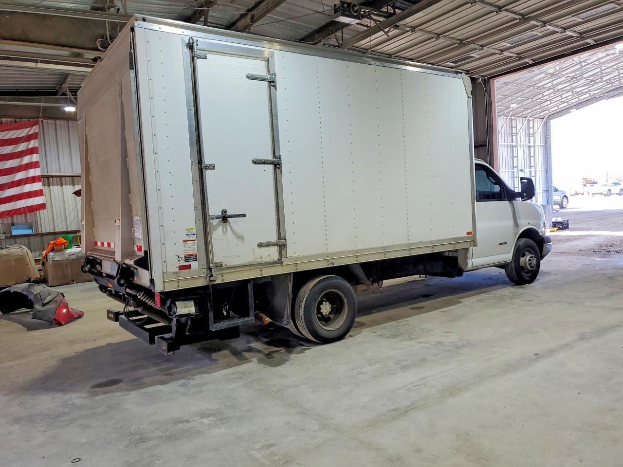 2017 Chev Express 4500 W/14' BOX