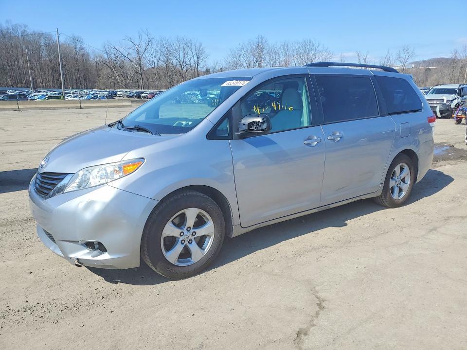 2012 Toyota Sienna le 8-passenger