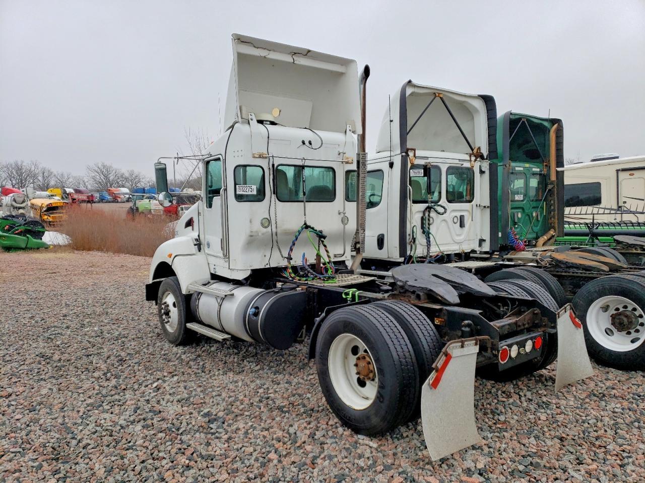 2014 Kenworth T440 Semi Truck