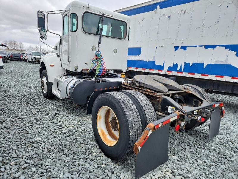 2016 Peterbilt 382 Semi Truck