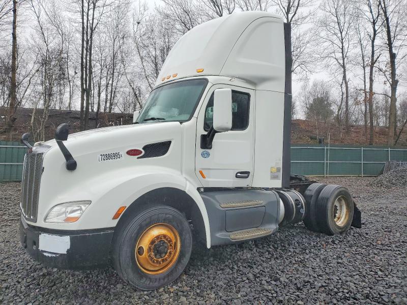 2016 Peterbilt 579 Semi Truck