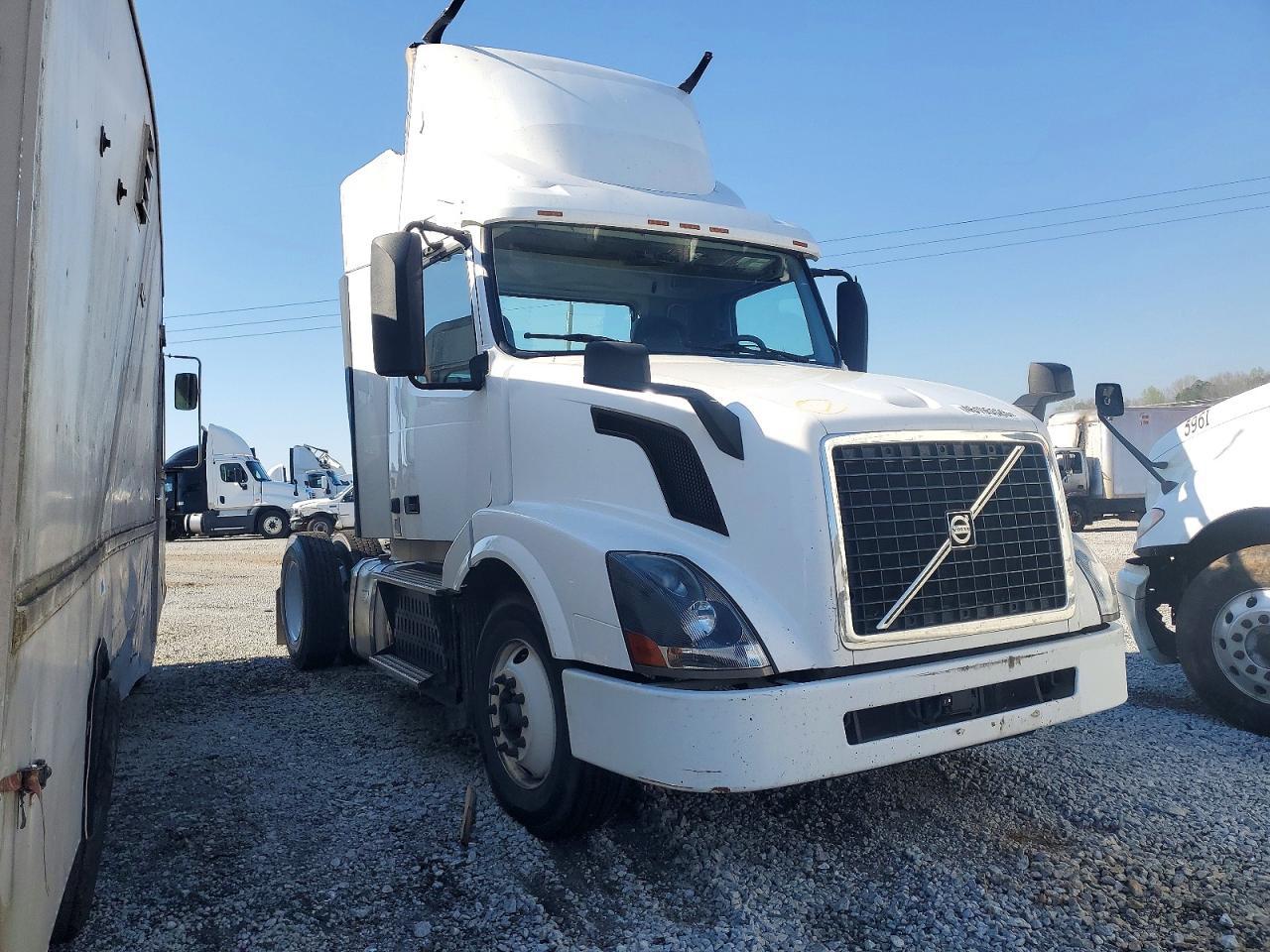 2015 Volvo VNL Semi Truck
