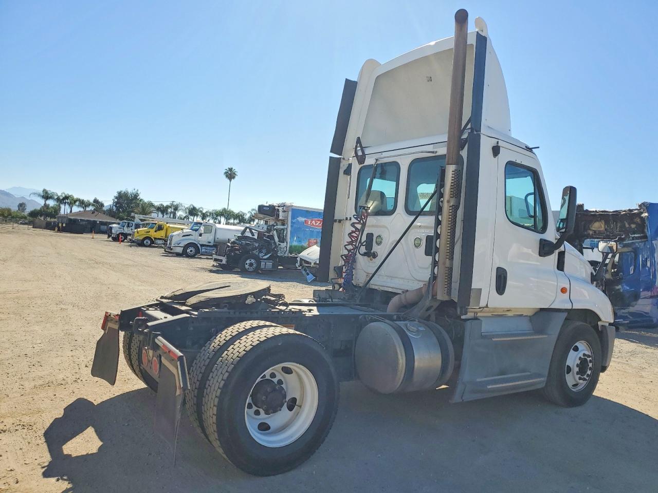 2016 Freightliner Cascadia 1-Semi Truck