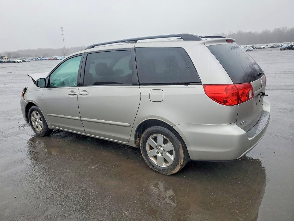 2010 Toyota Sienna le 7-passenger