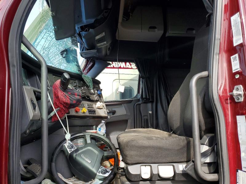 2018 Freightliner Cascadia 126 Semi Truck