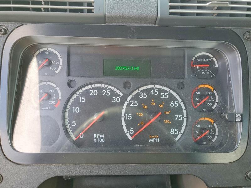 2016 Freightliner Cascadia 113 Semi Truck