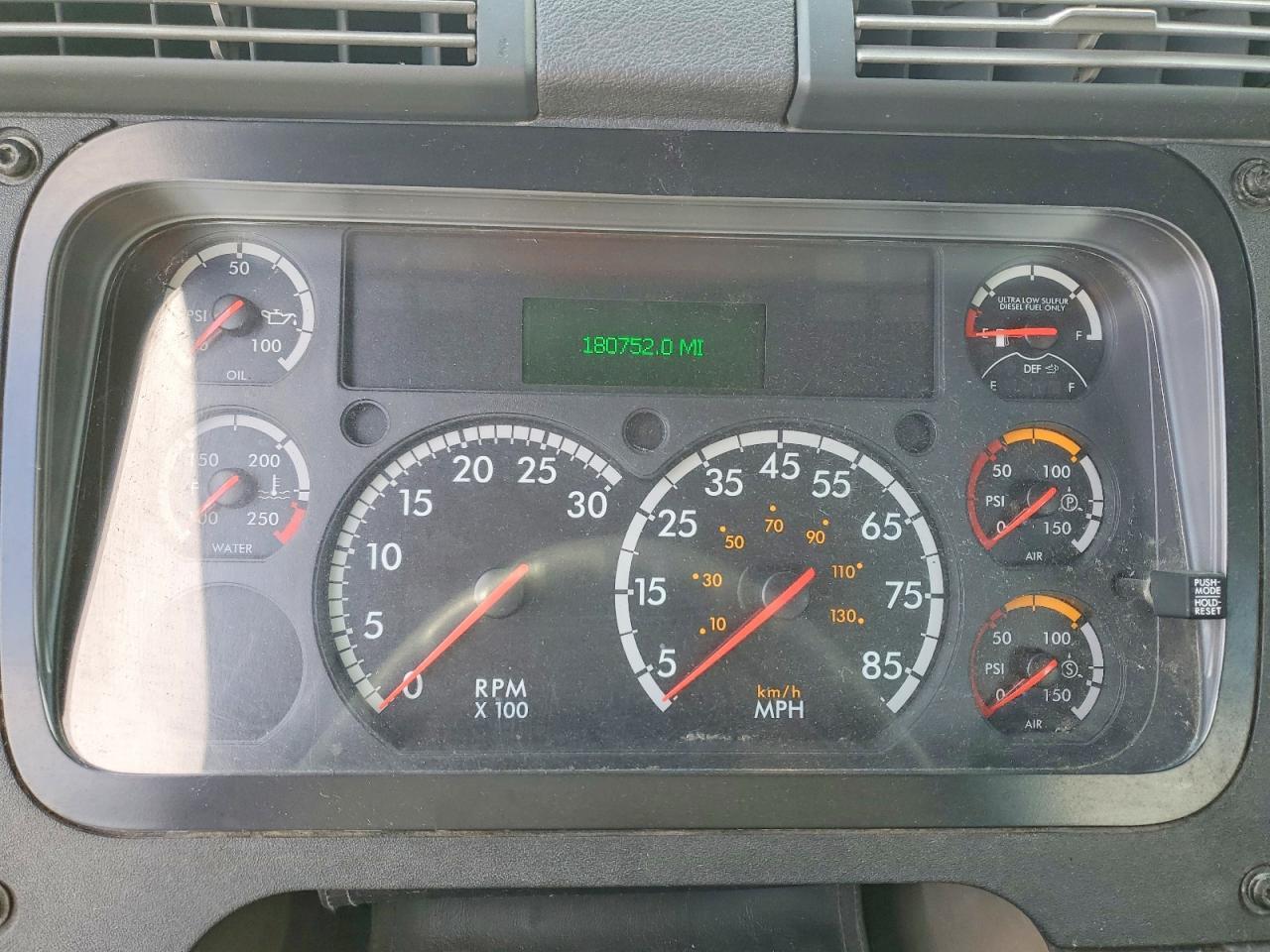 2016 Freightliner Cascadia 113 Semi Truck