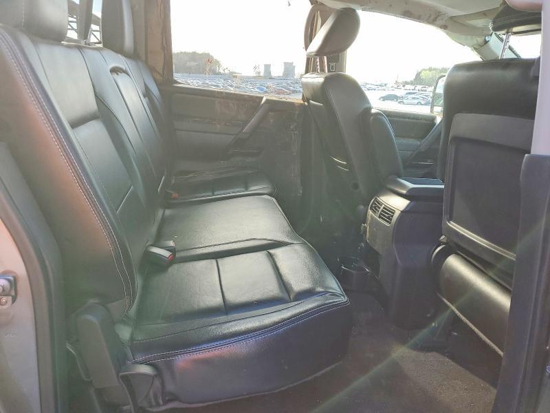 2013 Nissan Titan SV