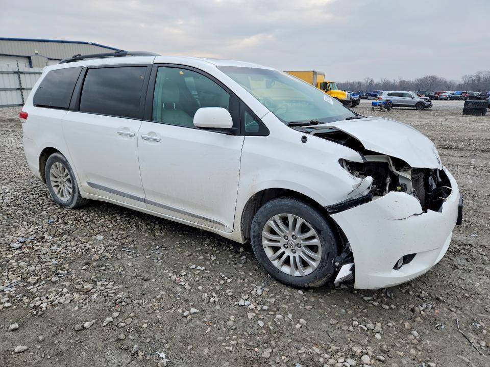 2014 Toyota Sienna xle 8-passenger