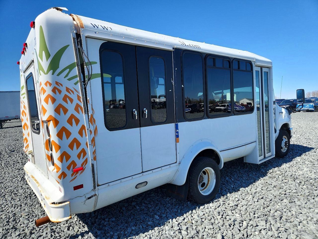 2013 Ford Econoline E350 Super Duty Cutaway Van