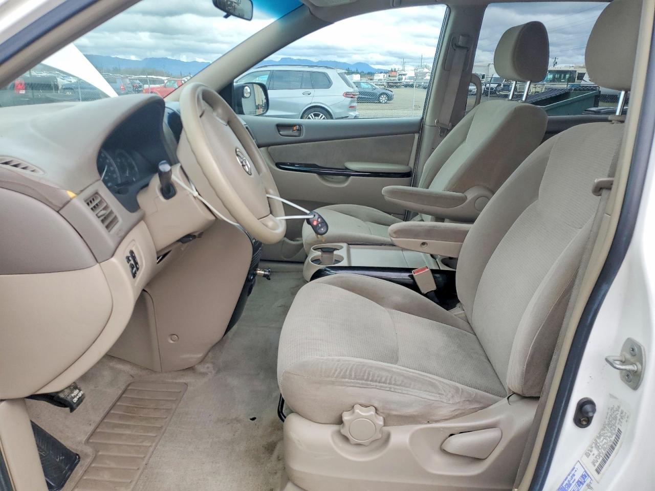 2004 Toyota Sienna le 7 Passenger