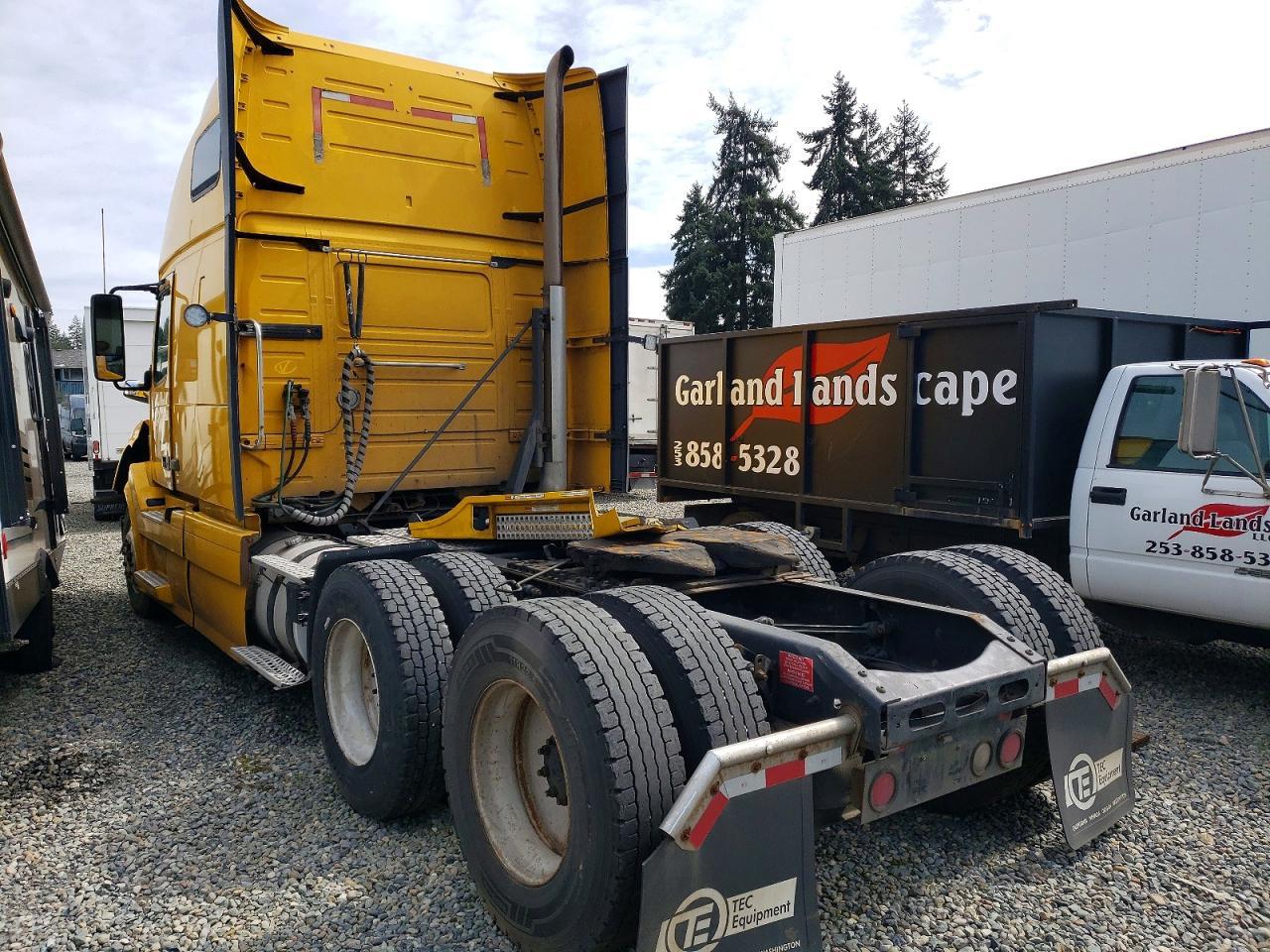 2011 Volvo VNL Semi Truck