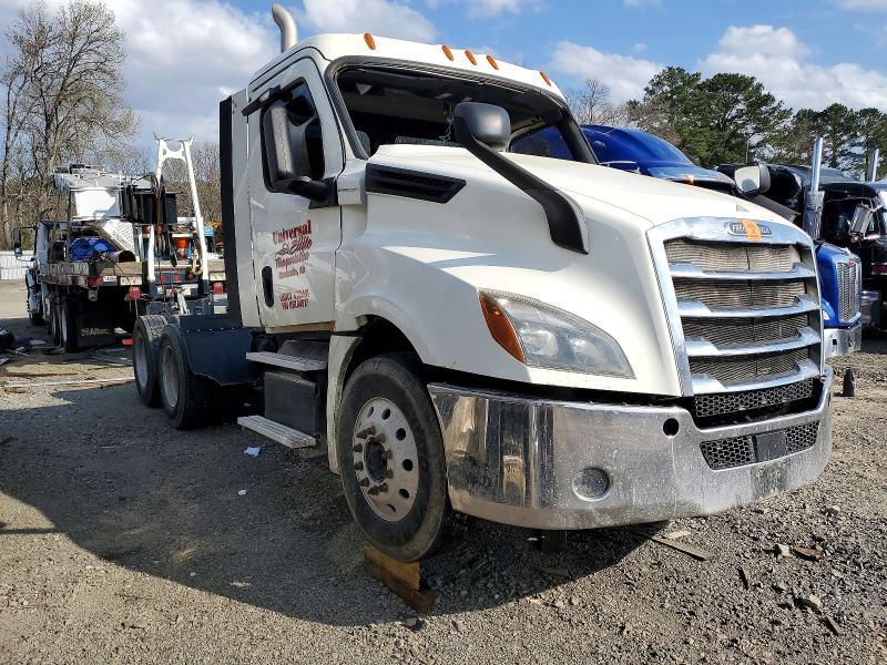 2019 Freightliner Cascadia 126 Semi Truck