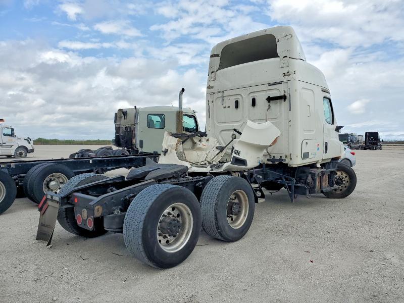 2020 Freigliner 2020 Freightliner Cascadia 116 Semi Truck