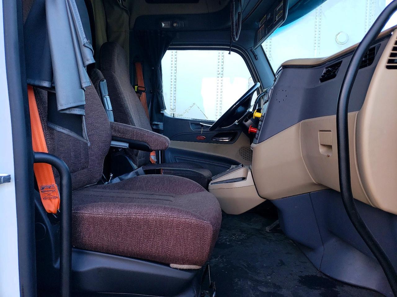 2017 Peterbilt 579 Semi Truck